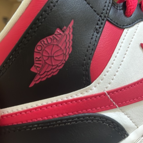 Jordan 1 Mid Very Berry - Picture 3 of 4